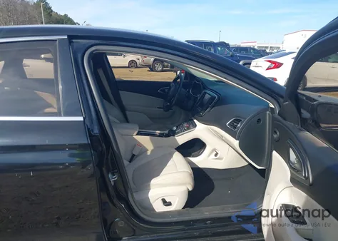 2016 Chrysler 200 Limited Platinum z USA, uszkodzony, nr VIN 1C3CCCAB4GN195852